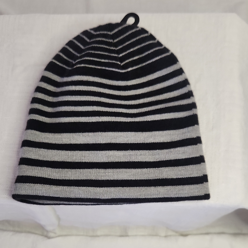 NWT Under Armour Reversible Black and Gray Striped Beanie - Picture 4 of 8
